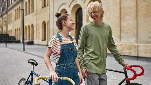 Young Happy Caucasian Couple Walking Bicycles City Street Modern Urban — Stock Photo, Image