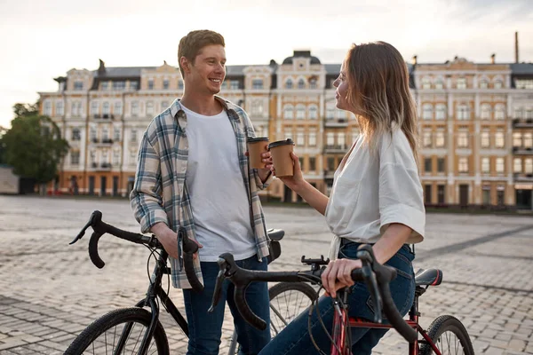 Νεαρό Χαμογελαστό Καυκάσιο Ζευγάρι Ποδήλατα Πίνει Καφέ Και Ξεκουράζεται Στην — Φωτογραφία Αρχείου