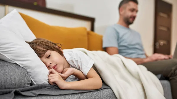 Focus Voorgrond Van Kleine Jongen Slapen Onder Deken Buurt Wazig — Stockfoto