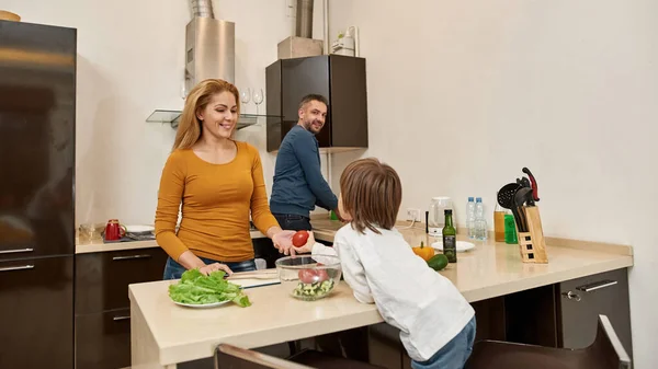 Père Regardant Petit Fils Donnant Tomate Mère Souriante Pour Cuisiner — Photo