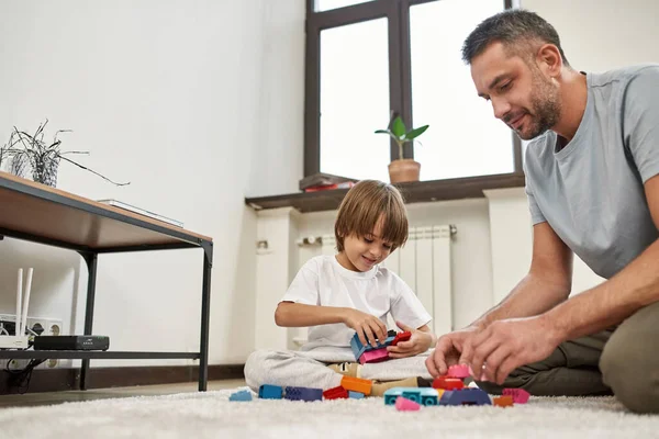 Pai Filho Brincam Com Blocos Construção Carpete Casa Relacionamento Familiar — Fotografia de Stock
