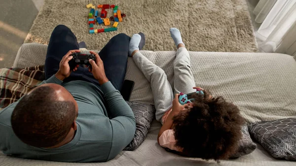 Top Kilátás Fekete Kisfiú Apa Játszik Videojáték Joysticks Kanapén Otthon — Stock Fotó