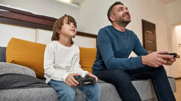 Kaukasischer Kleiner Junge Und Vater Beim Videospiel Mit Steuerknüppeln Auf — Stockfoto