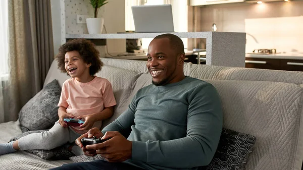 Niño Negro Padre Jugando Videojuegos Con Joysticks Sofá Casa Sonriente —  Fotos de Stock
