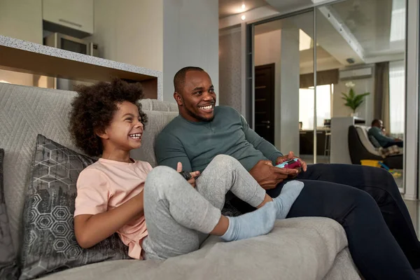 Niño Negro Padre Jugando Videojuegos Con Joysticks Sofá Casa Riendo —  Fotos de Stock