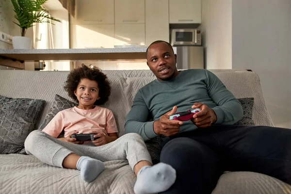 Niño Rizado Negro Padre Jugando Videojuegos Con Joysticks Sofá Casa —  Fotos de Stock