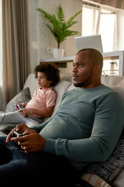 Fekete Kisfiú Apa Videojátékoznak Joystickokkal Otthon Kanapén Koncentrált Gyerek Férfi — Stock Fotó