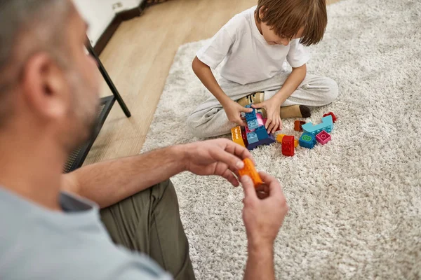 Gehakte Vader Zoontje Spelen Thuis Met Bouwstenen Tapijt Familie Relatie — Stockfoto