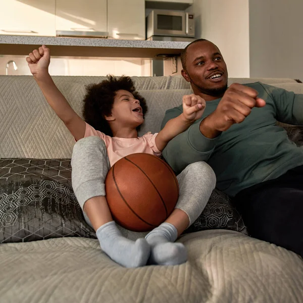 Μαύρο Αγοράκι Μπάλα Μπάσκετ Και Πατέρα Ενήλικο Γιορτάζει Νίκη Της — Φωτογραφία Αρχείου