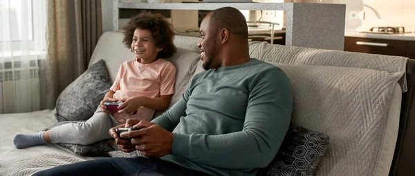 Μαύρος Πατέρας Κοιτάζει Μικρό Γιο Κατά Διάρκεια Παίζουν Βιντεοπαιχνίδι Joysticks — Φωτογραφία Αρχείου
