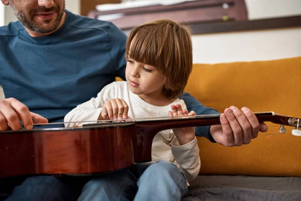 Gebeten Vader Die Kleine Zoon Akoestische Gitaar Leerde Spelen Bank — Stockfoto