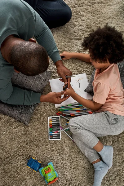 아버지가 펜으로 그림그리는 가르치는 가족은 시간을 보낸다 아버지로서의 부모로서의 — 스톡 사진