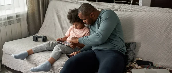 Padre Adulto Hijo Pequeño Usando Tableta Digital Sofá Hogar Moderno —  Fotos de Stock