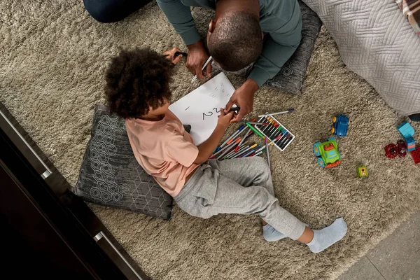 Visão Superior Pai Ensinando Seu Filho Desenhar Números Com Canetas — Fotografia de Stock