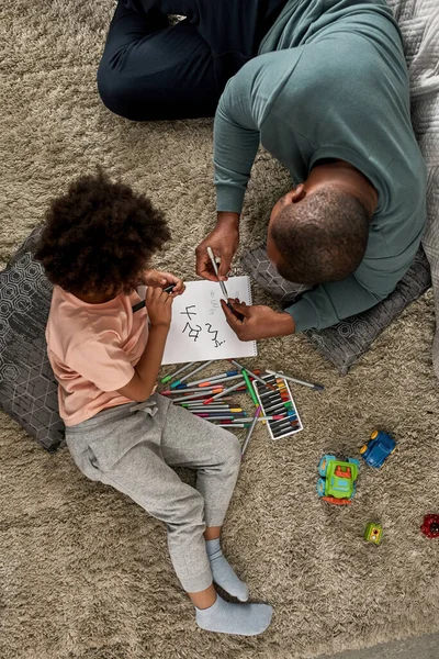 Κάτοψη Του Ενήλικου Πατέρα Και Του Μικρού Γιου Ζωγραφίζοντας Αριθμούς — Φωτογραφία Αρχείου