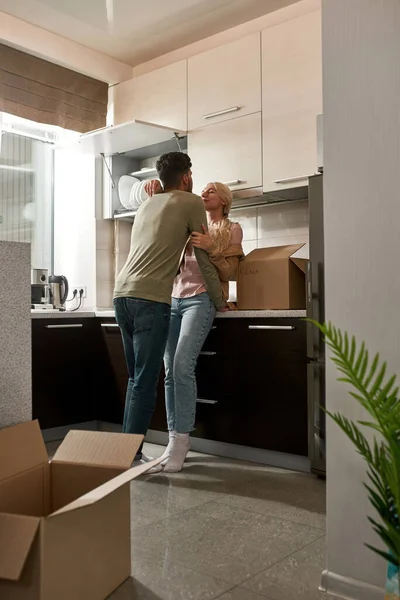 Casal Jovem Abraçando Olhando Para Outro Durante Embalagem Coisas Caixa — Fotografia de Stock