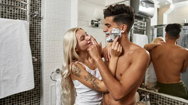 여자가 새벽에 화장실에서 면도칼로 수염을 관리를 거품으로 친구의 도려내는 — 스톡 사진