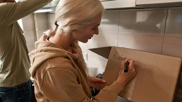 Beyaz Bir Kız Mutfak Dolabından Bir Şey Alırken Keçeli Kalemle — Stok fotoğraf