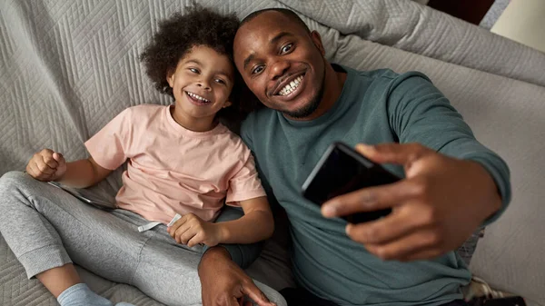 Κάτοψη Του Χαμογελαστού Πατέρα Και Του Μικρού Γιου Λαμβάνοντας Selfie — Φωτογραφία Αρχείου