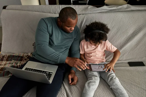 Visão Superior Pai Com Olhada Computador Portátil Pequeno Filho Atraem — Fotografia de Stock