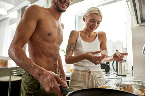 Sorridente Ragazza Caucasica Bionda Rompere Uovo Sopra Ciotola Mentre Parziale — Foto Stock