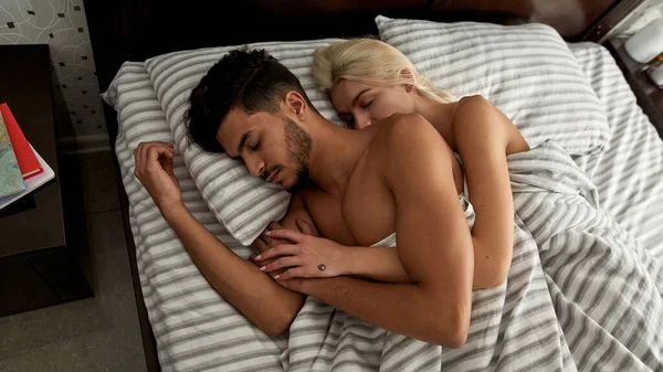 Young Multiracial Couple Sleeping Blanket Bed Caucasian Girl Hugging Her — Stock Photo, Image