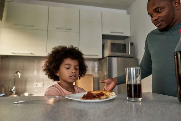 Ciddi Bir Baba Oğlunun Yanında Yemek Yiyor Evde Yemek Yerken — Stok fotoğraf