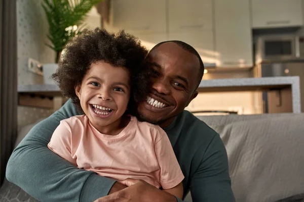 Dospělý Otec Objímající Malého Syna Doma Gauči Těší Černoch Dítě — Stock fotografie