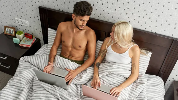 침대에서 랩탑을 사용하는 사려깊은 남자를 코카서스 소녀의 민족의 현대식 — 스톡 사진