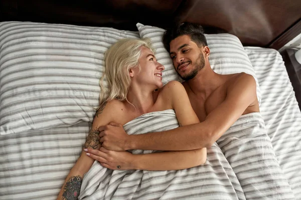 Vedere Sus Cuplului Multirasial Fericit Care Află Odihnește Sub Pătură — Fotografie, imagine de stoc