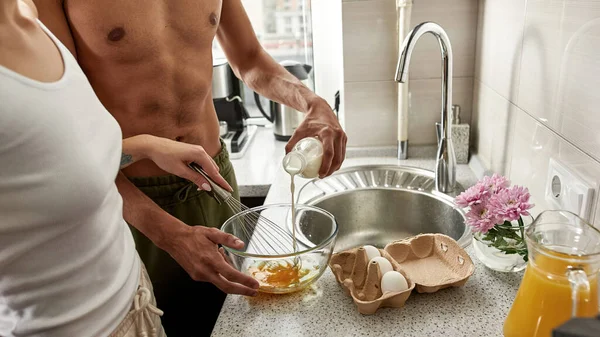 Parcial Homem Com Torso Derramando Leite Tigela Enquanto Menina Mistura — Fotografia de Stock