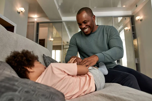 Padre Sorridente Che Solletica Figlioletto Sul Divano Casa Allegro Uomo — Foto Stock