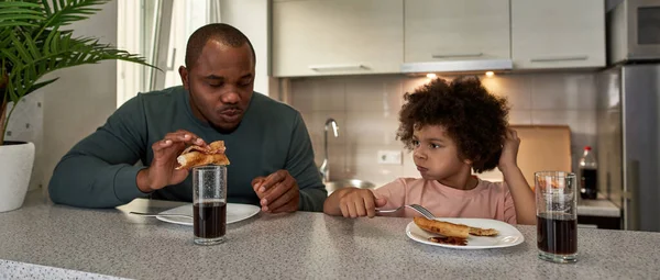 Yetişkin Bir Baba Kıvırcık Bir Oğlan Yemek Yiyor Evde Yemek — Stok fotoğraf
