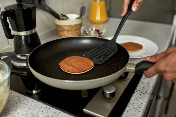 Vista Parcial Homem Cozinhar Panqueca Com Espátula Cozinha Panela Fogão — Fotografia de Stock