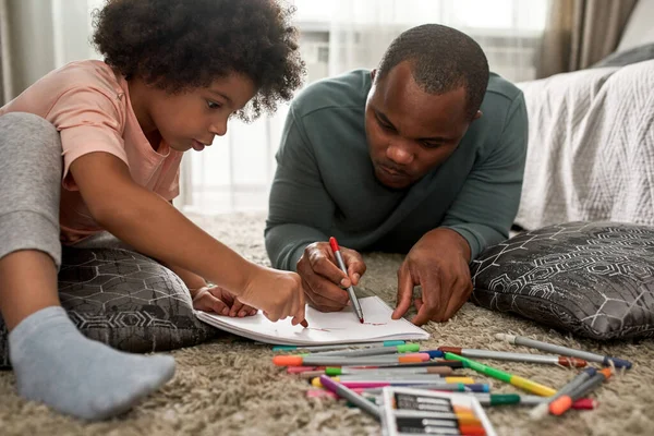 초점을 아버지와 스케치북에 펜으로 그림을 그리는 시간을 보내고 아버지로서의 부모로서의 — 스톡 사진