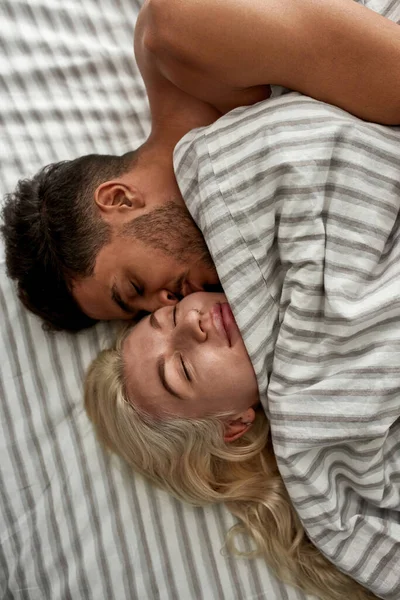 Vue Partielle Dessus Jeune Couple Multiethnique Dormant Sous Une Couverture — Photo