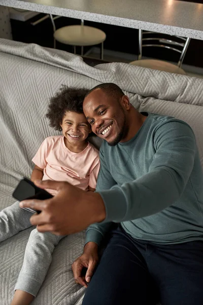 Κάτοψη Του Ενήλικου Πατέρα Και Του Μικρού Γιου Λήψη Selfie — Φωτογραφία Αρχείου