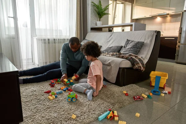 Pai Filho Brincando Com Blocos Construção Carpete Casa Homem Negro — Fotografia de Stock