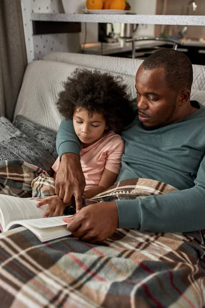 Ενηλίκων Πατέρας Και Σγουρά Μικρό Γιο Ανάγνωση Βιβλίο Στον Καναπέ — Φωτογραφία Αρχείου