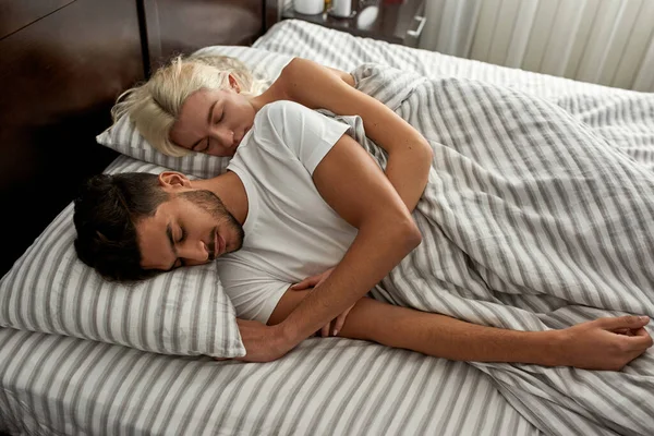 Young Multiracial Couple Sleeping Blanket Bed European Girl Hugging Her — Stock Photo, Image