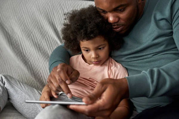 Částečný Dospělý Otec Malý Syn Používají Sledují Digitální Tablet Doma — Stock fotografie