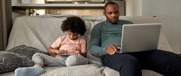 Kisfiú Digitális Táblagépet Használ Míg Felnőtt Apja Laptopot Néz Otthon — Stock Fotó