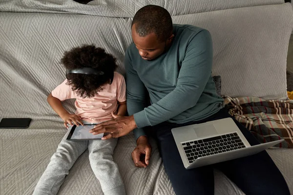Visão Superior Pai Com Laptop Ajudar Seu Filho Desenhar Tablet — Fotografia de Stock