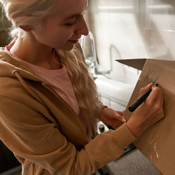 Blank Meisje Schrijft Keukenwoord Met Stift Kartonnen Doos Gehakt Van — Stockfoto