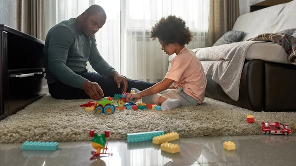 Vista Lateral Pai Filho Brincam Com Blocos Construção Tapete Casa — Fotografia de Stock