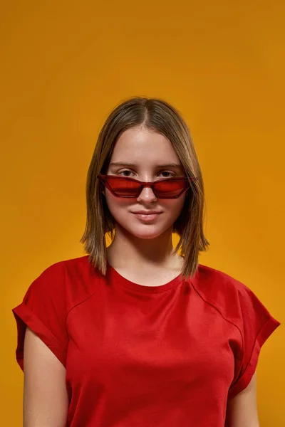 Portrét Vážné Kavkazské Puberťačky Která Nosí Sluneční Brýle Dívá Kamery — Stock fotografie