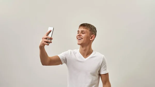 Lächelnder Europäischer Teenager Der Ein Selfie Mit Dem Smartphone Macht — Stockfoto