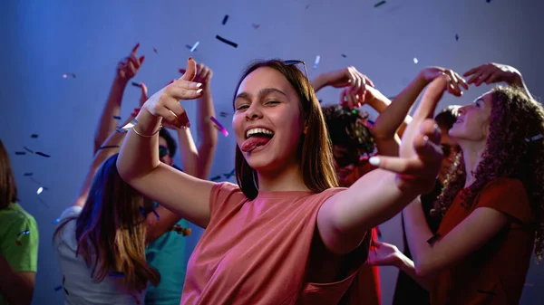 Jovencita Caucásica Alegre Mostrando Gesto Pistola Sobresaliendo Lengua Con Fondo — Foto de Stock