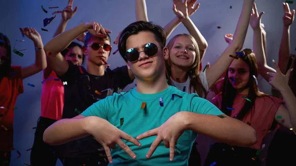 Joyful Caucasian Teenage Guy Wearing Glasses Showing Gesture Background His — Stock Photo, Image