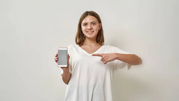 スマートフォンを見せ カメラを見て笑顔ヨーロッパの10代の少女のフロントビュー ゾマー世代のブロンドの女性 現代の若いライフスタイル スタジオの白い背景に隔離されています スペースのコピー — ストック写真